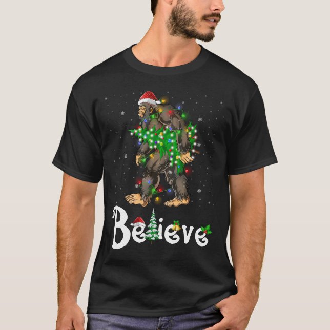 Believe Bigfoot Sasquatch Santa Hat Christmas T Shirt (Framsida)