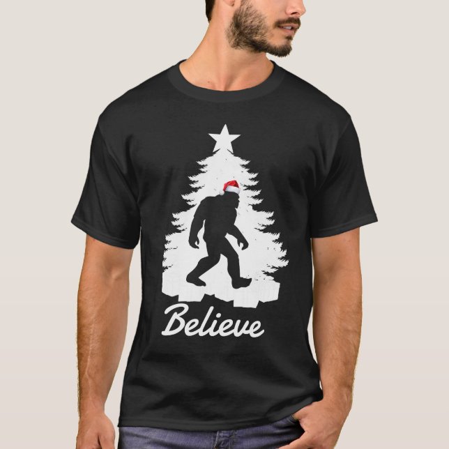 Believe In Bigfoot Christmas Sasquatch Santa Hat T Shirt (Framsida)