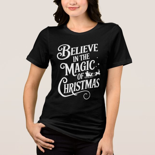 Believe In The Magic Of Christmas Day Typography T Shirt (Framsida)