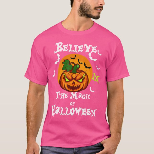 Believe In The Magic Of Halloween T Shirt (Framsida)