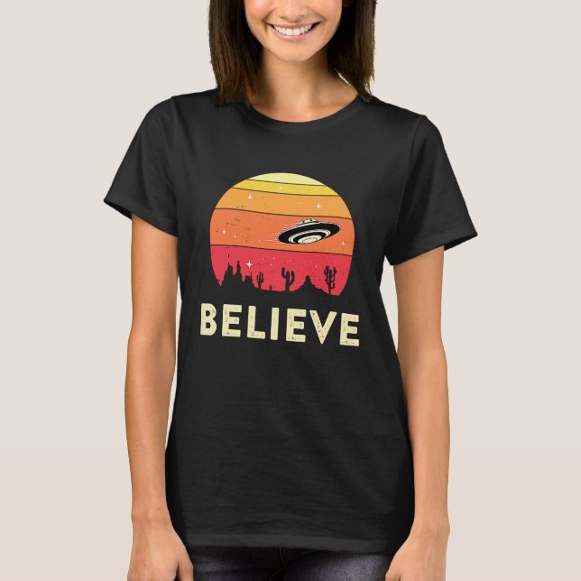 Believe In UFOs UFO Believer Alien Ufology Flying  T Shirt (Framsida)