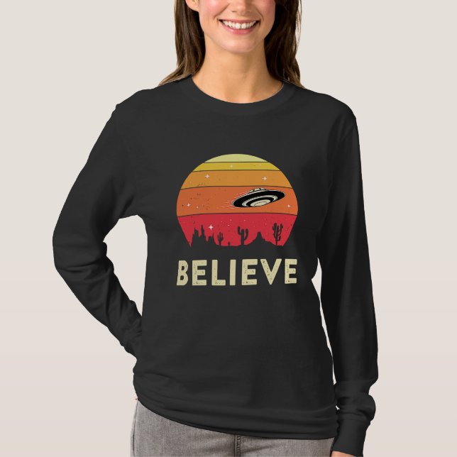 Believe In UFOs UFO Believer Alien Ufology Flying  T Shirt (Framsida)