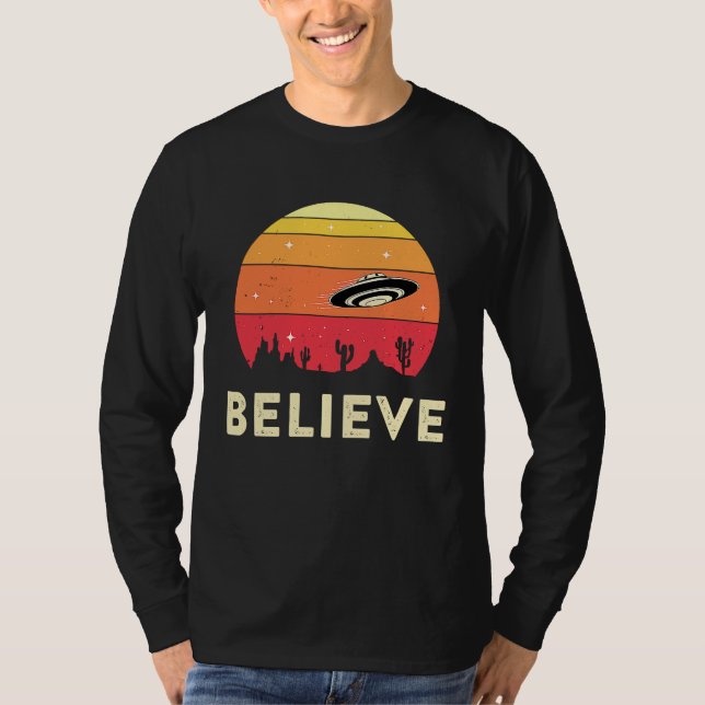 Believe In UFOs UFO Believer Alien Ufology Flying  T Shirt (Framsida)