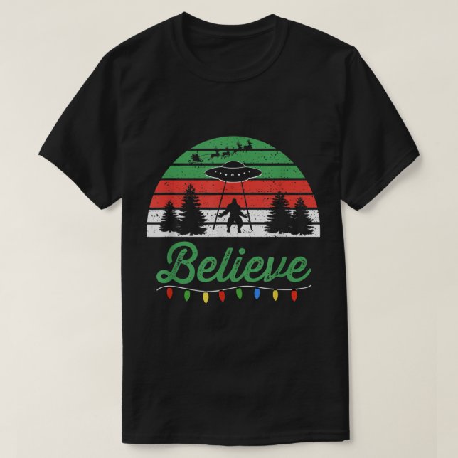 Believe UFO Bigfoot Christmas Retro Design T Shirt (Design framsida)