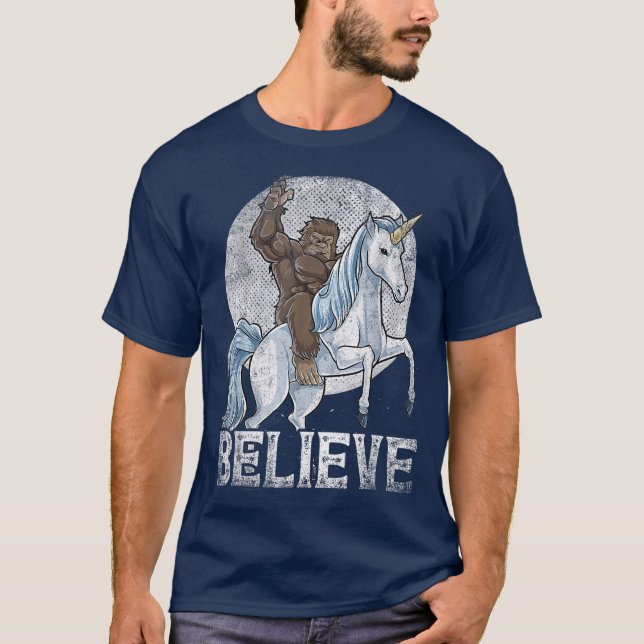 Believer Bigfoot Riding Unicorn T Shirt (Framsida)