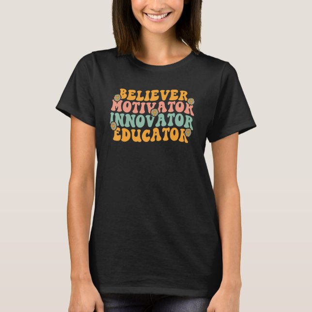 Believer Motivator Innovator Educator Retro Groovy T Shirt (Framsida)