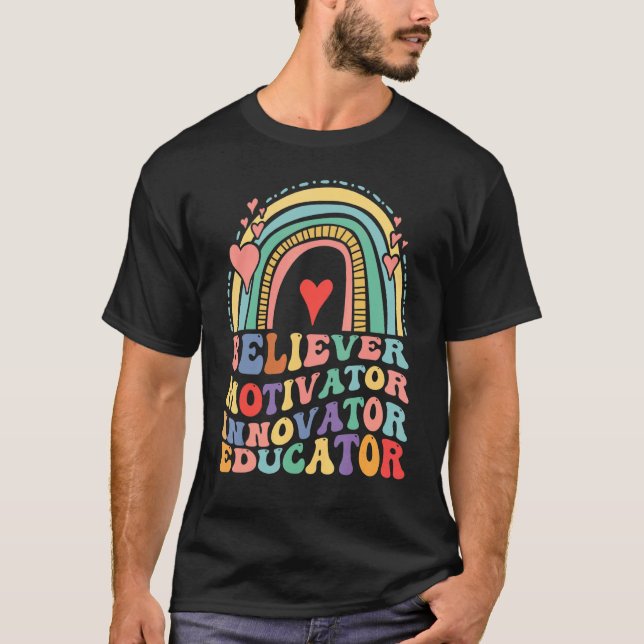 Believer Motivator Innovator Educator Retro Teache T Shirt (Framsida)