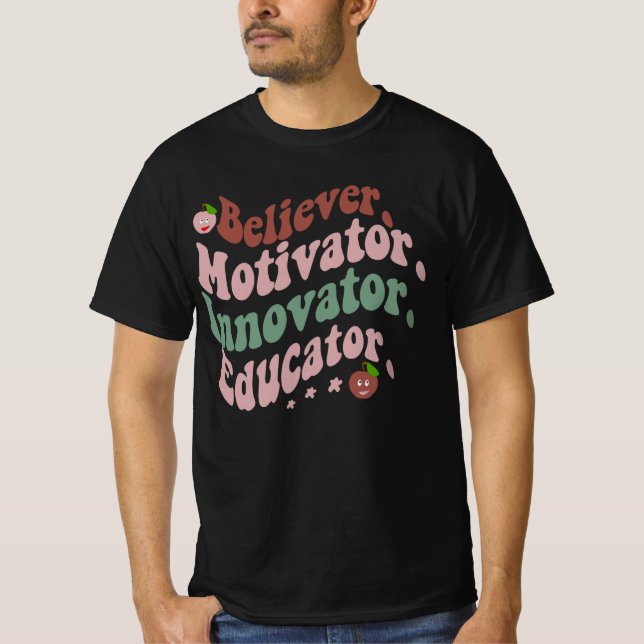 Believer Motivator Innovator Educator Teacher Gift T Shirt (Framsida)