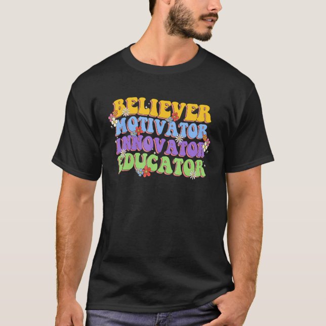Believer Motivator Innovator Educator Teacher Groo T Shirt (Framsida)