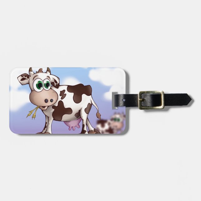 Bella kon som äter hö på en bästa backe bagagebricka (Horisontell Framsida)