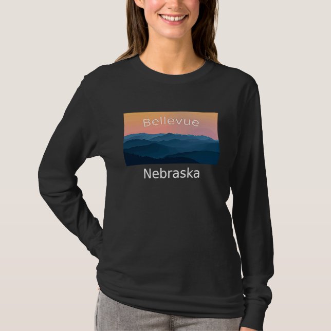 Bellevue Nebraska Berg solnedgång hemstad T Shirt (Framsida)