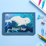Beluga Whale White och Blue Hearts Arktiska oceane<br><div class="desc">Denna söta belugval,  den trifala plånboken,  har en blå havsbakgrund som påminner om isig kall arktiskt vatten med en vidlyftig vit belugval. Ett tillbehör till perfekt för valälskande barn. Gör plånboken ännu mer speciell genom att anpassa den till namn.</div>