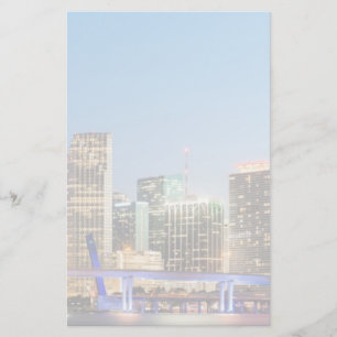 Belysad skylt från Miami i dusk, centrala staden Brevpapper