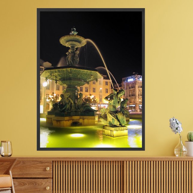 Belyst fontän och sjöjungfru. Rossio, Lissabon Poster (Skapare uppladdad)