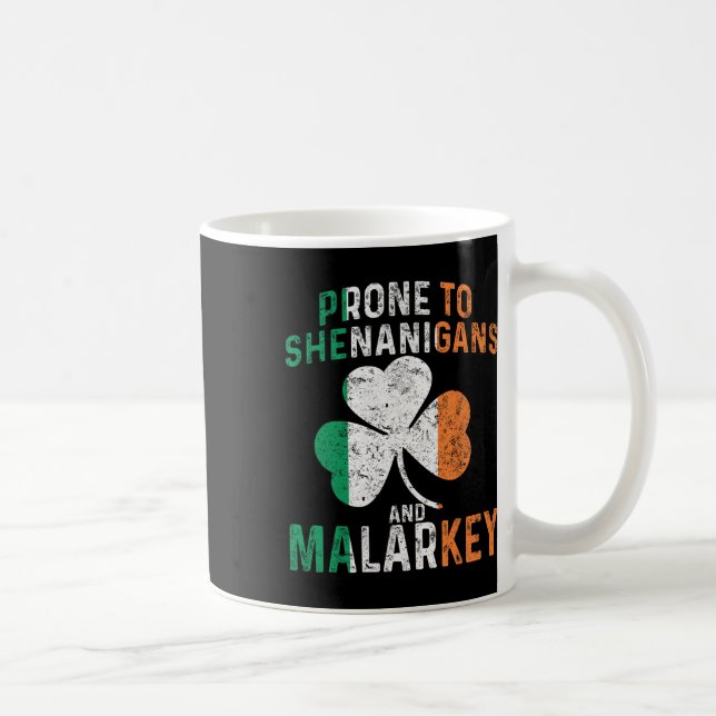 Benägen att ställa till med rackartyg och dumheter kaffemugg (Höger)
