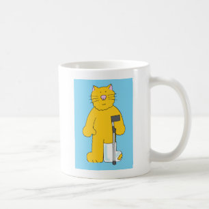 Benbrottet katt med lägger benen på ryggen i kaffemugg