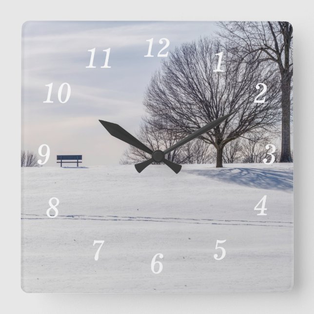 Bench på vägglåset i Snö täckt av Backe Fyrkantig Klocka (Framsida)