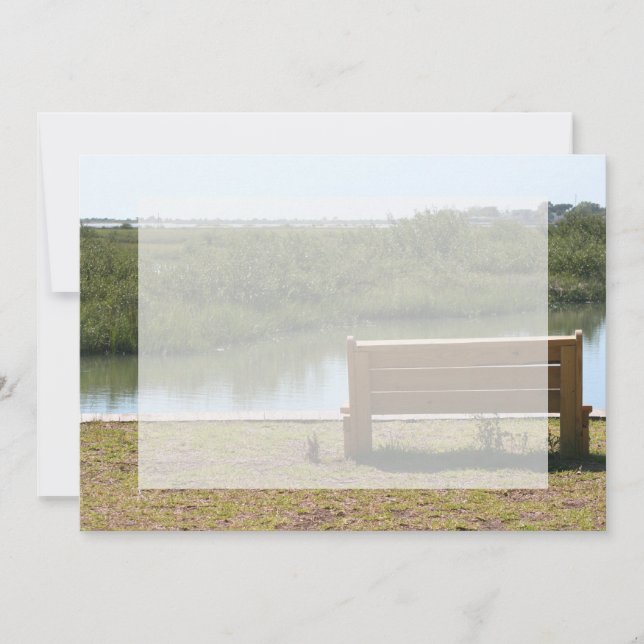 Bench vid flod med gräs och vatten (Framsida)