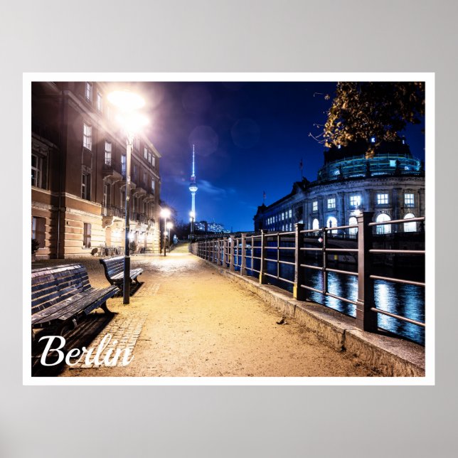 Benches nära floden Spree i Berlin, Tyskland Poster (Framsidan)
