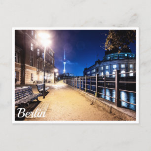 Benches nära floden Spree i Berlin, Tyskland Vykort