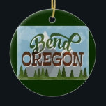 Bend Oregon Roligt Retro Snowy Mountains Julgransprydnad Keramik<br><div class="desc">Bend Oregon nyo vintage resor-design i roligt retro tecknad stil med snö täckta berg,  skog och träd nedanför,  blå himmel och coola-text.</div>