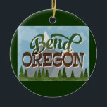 Bend Oregon Roligt Retro Snowy Mountains Julgransprydnad Keramik<br><div class="desc">Bend Oregon nyo vintage resor-design i roligt retro tecknad stil med snö täckta berg,  skog och träd nedanför,  blå himmel och coola-text.</div>