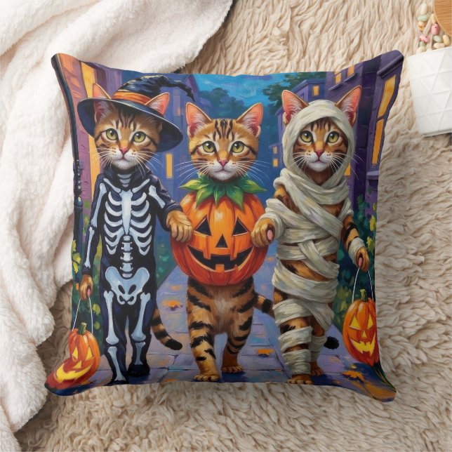 Bengal Cats Trick eller Treating in Halloween Cost Kudde (Filt)