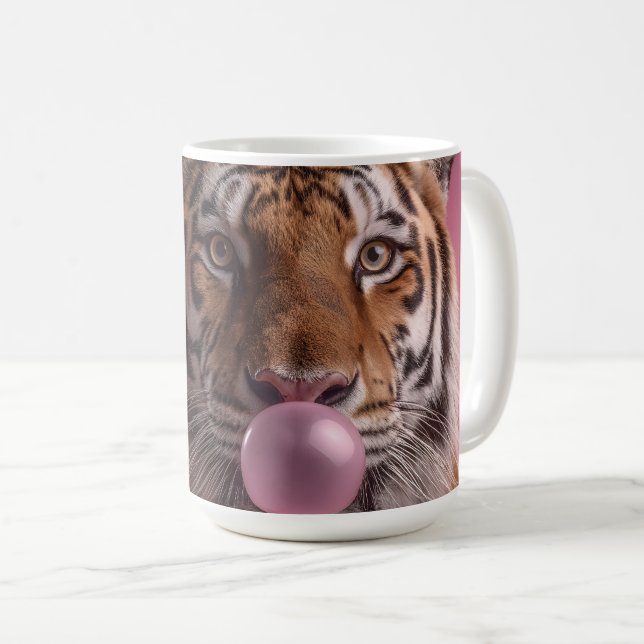 Bengal Tiger Portrait Blowing Pink Bubblegum Kaffemugg (Framsida höger)