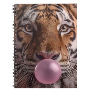 Bengalisk tigerporträtt blåser rosa bubbelgummi anteckningsbok