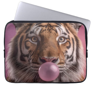 Bengalisk tigerporträtt som blåser rosa bubbelgum laptop fodral