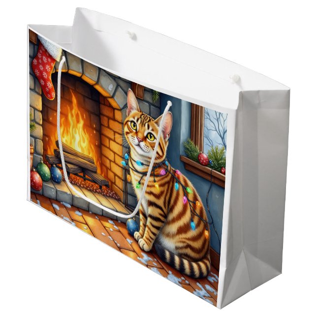 Bengalkatt Julkaminen med julbelysning (Framsidan Vinklad)