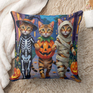 Bengalkatter som trick-or-treater i halloween-kost kudde
