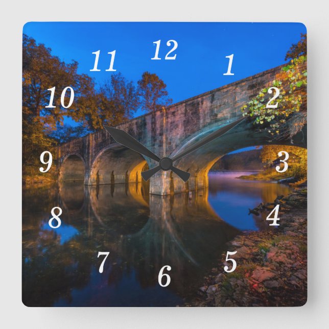 Bennett Vår Bridge Twilight Wall Clock Fyrkantig Klocka (Framsida)