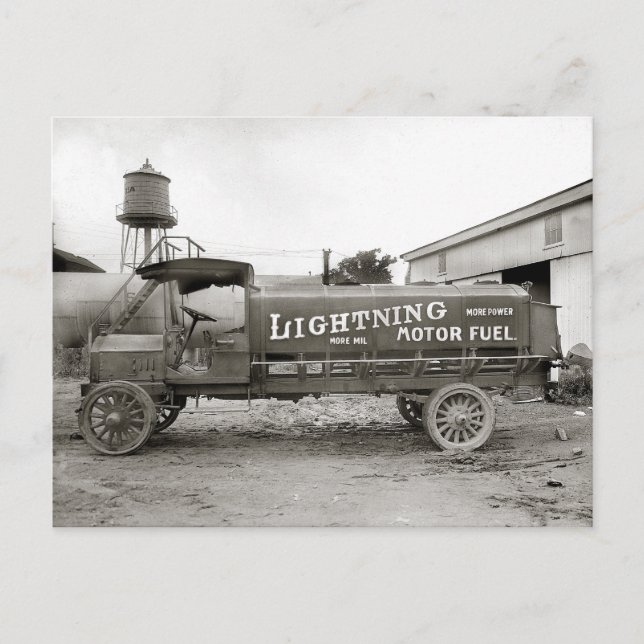 Bensinlastbil av märket Lightning, 1920 Vykort (Framsida)