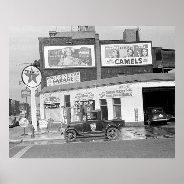 Bensinstation och garage, 1940. Gammalt foto Poster (Framsidan)