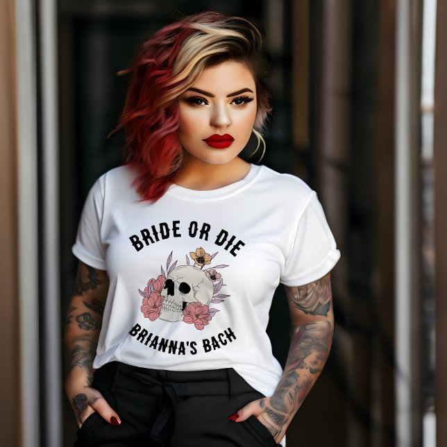 Benvita skallar (bruna eller vita): t shirt (Bride or die white skull bachelorette party favors personalized T-Shirt for a bride bridesmaids gift)