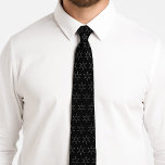 Benzene Molecule Mönster Black Slips<br><div class="desc">Kemi Science Necktie.Visa av kärlek för kemi i stil med denna eleganta svarta tid med en upprepad molekylstruktur av vit bensen ring. Perfekt för vetenskapslärare, kemister, studenter, och alla som uppskattar den ekologiska kemins elegans, lägger den här slipningen till en smart, geek-chic beröring till alla formgivningar eller professioneller. Perfekt för...</div>
