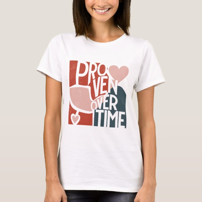 Beprövat Med Tiden – Minimal Valentinsk Citation T Shirt (Framsida)