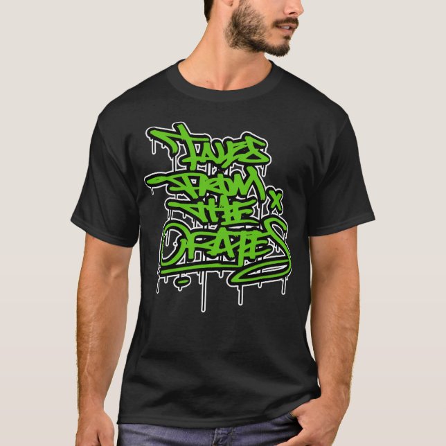 BERÄTTELSER FRÅN LÅDORNA HANDSTYLE DRIP TEE (Framsida)