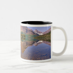 Berg återspeglas i lugna Two Medicine Lake i Två-Tonad Mugg