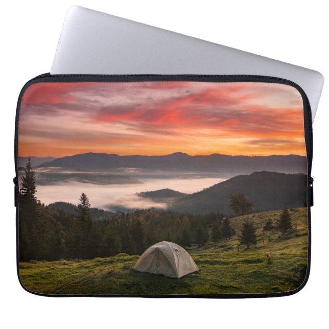 Berg | Camping Foggy Sunrise Laptop Fodral (Framsidan)
