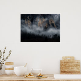 Berg med dimma genom granskog poster