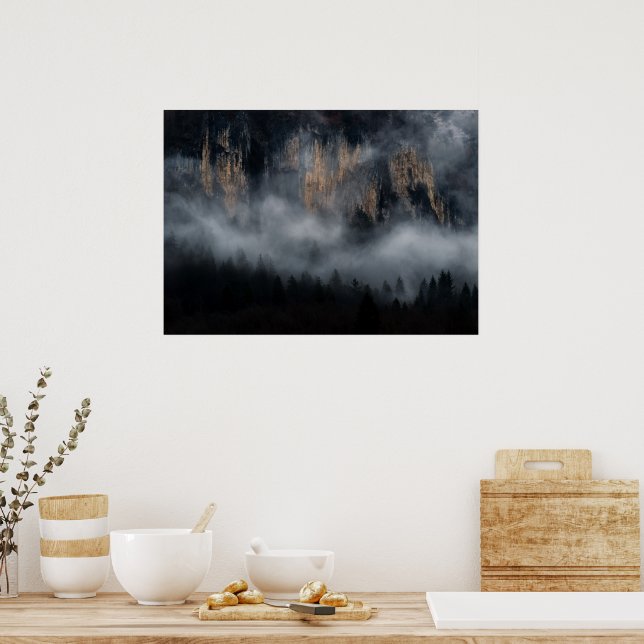 Berg med dimma genom granskog poster (Kök)