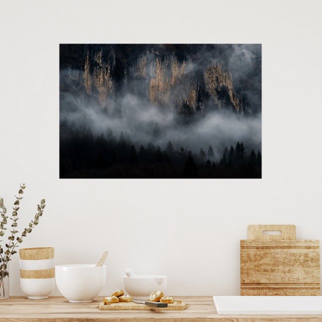 Berg med dimma genom granskog poster (Kök)