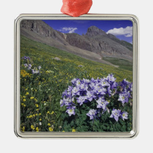 Berg och vilda blommor i alpin äng, Blå Julgransprydnad Metall