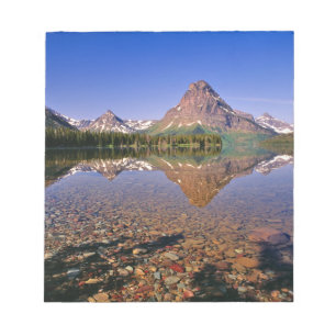 Berg reflekteras i lugna Two Medicine Lake i Anteckningsblock