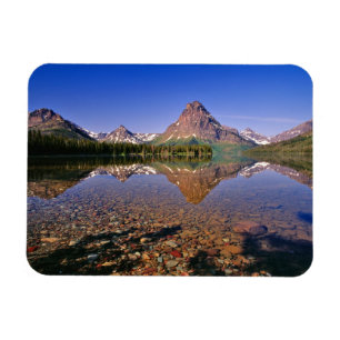 Berg reflekteras i lugna Two Medicine Lake i Magnet