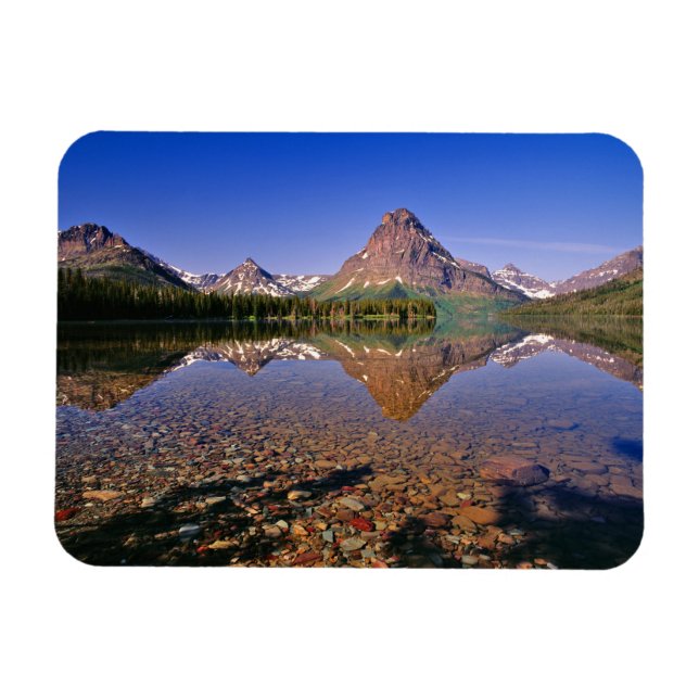 Berg reflekteras i lugna Two Medicine Lake i Magnet (Horisontell)