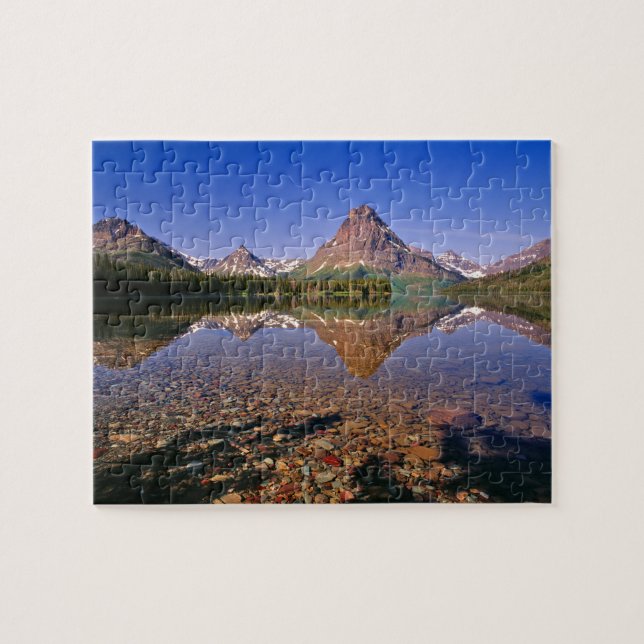 Berg reflekteras i lugna Two Medicine Lake i Pussel (Horisontell)