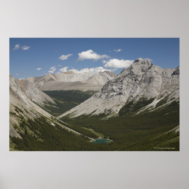 Berg Sjö i en dal med Blå himmel Poster (Framsidan)